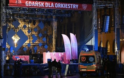 Мэра Гданьска ударили ножом на сцене - (видео)