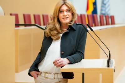 Немецкий депутат внезапно попросил коллег принимать его как женщину - «Новороссия»