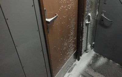 Пассажир показал снег и мрак в международном поезде Укрзализныци - (видео)
