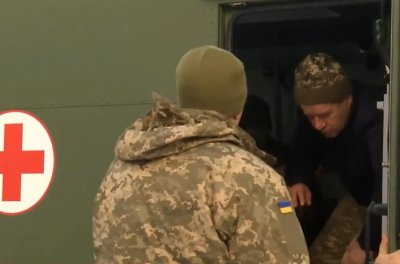 Подорвавшихся на мине в Донбассе украинских боевиков доставили в реанимацию — видео - «Новороссия»