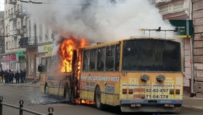 В центре Тернополя на ходу загорелся троллейбус с пассажирами. Видео - «Новороссия»