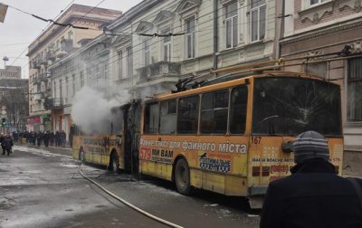 В центре Тернополя на ходу загорелся троллейбус - (видео)