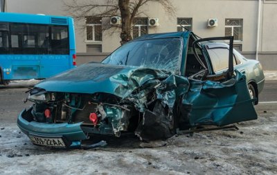 В Днепре столкнулись автобус и автомобиль: образовалась пробка - (видео)