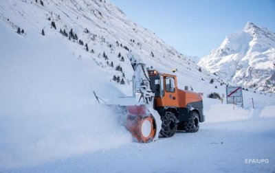 В горах Австрии до семи метров снега, засыпаны отели - (видео)