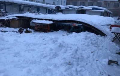 В Хусте на рынке из-за снега упала крыша - (видео)