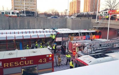 В Канаде автобус влетел в остановку: есть жертвы - (видео)