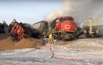 В Канаде перевернулся и загорелся поезд - (видео)