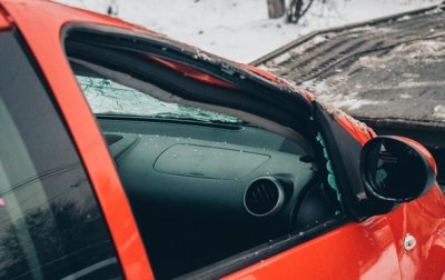 В Киеве автомобиль снес ограждение и перевернулся - (видео)