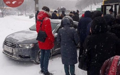 В Киеве автомобиль въехал в заполненную людьми остановку - «Украина»