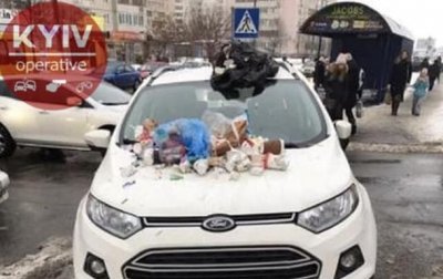 В Киеве "героя парковки" забросали мусором - «Украина»