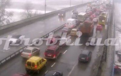 В Киеве на Северном мосту случилась авария: образовалась пробка - «Украина»