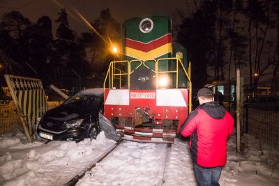 В Киеве поезд протаранил автомобиль - «Новороссия»