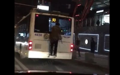 В Киеве пожилой зацепер прокатился на троллейбусе - (видео)
