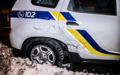 В Киеве такси врезалось в автомобиль полиции - (видео)