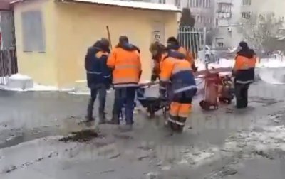 В Киеве укладка асфальта в лужи попала на видео - (видео)