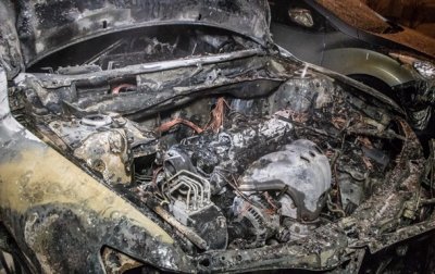 В Киеве во дворе дома сгорели два автомобиля - (видео)