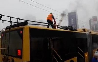 В Киеве водитель тушил снегом загоревшийся троллейбус - (видео)