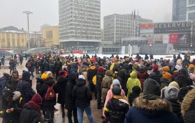В Киеве выстроилась гигантская очередь на концерт - (видео)