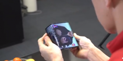 В Китае показали сгибающийся смартфон-планшет