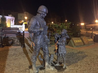 В Крыму пьяный мужчина облил краской памятник «Вежливым людям» - «Новороссия»
