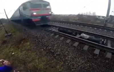 В Ровно подростки ради развлечения легли под движущийся поезд - (видео)