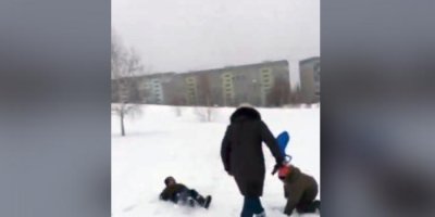 В Саратове женщина избила чужого ребенка из-за сломанного снеговика