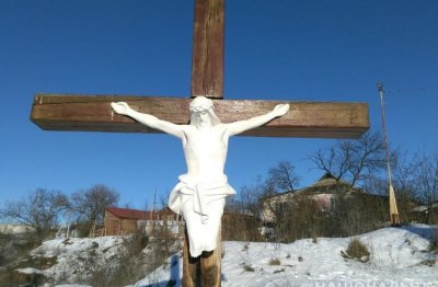 В украинской Умани граждане США надругались над скульптурой Распятия Христа — видео - «Новороссия»