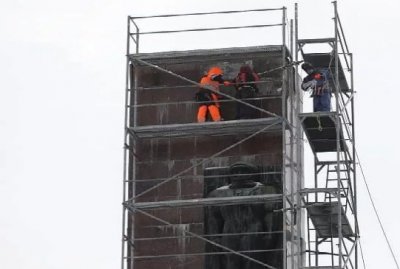 Во Львове начались работы по демонтажу стелы Монумента Славы - «Новороссия»