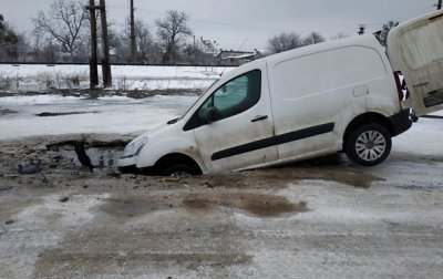 Во Львовской области авто провалилось под асфальт - (видео)