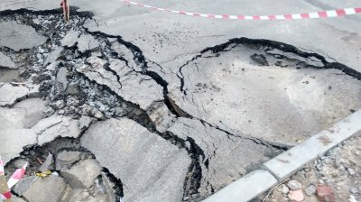 Во Львовской области автомобиль провалился под землю в результате прорыва водопровода - «Новороссия»