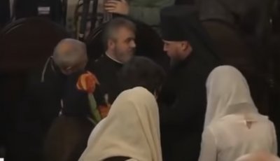 Во время вручения «томоса» рядом с Порошенко упал в обморок священник — видео - «Новороссия»