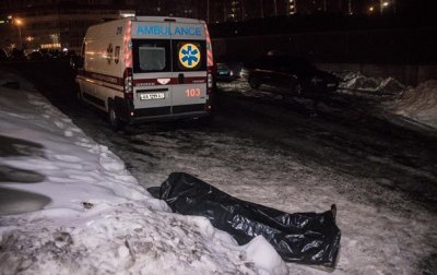Возле супермаркета в Киеве обнаружили тело охранника - (видео)