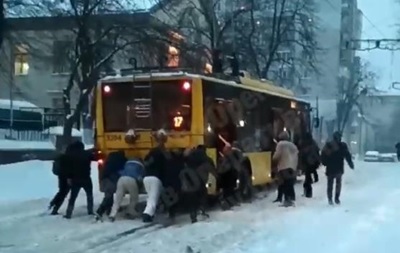 В Киеве пассажиры толкают троллейбус - (видео)