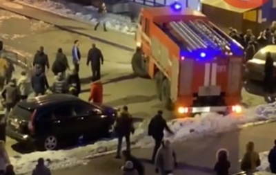 Пешеходы расталкивали авто для проезда пожарных - «Украина»
