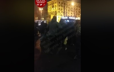 Появилось видео драки футбольных фанатов в Киеве - (видео)