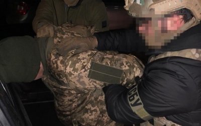 Двое военных продавали "списанное" оружие на Донбассе - (видео)