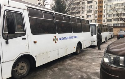 К зданию суда в Киеве приехали автобусы с нацгвардейцами - «Украина»