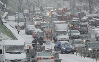 Киев застыл в пробках из-за снегопада - «Украина»