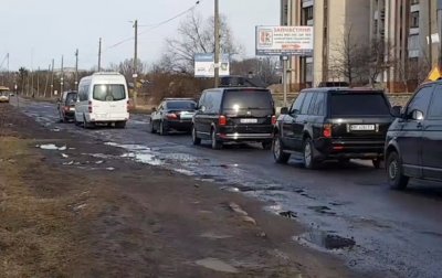 Кортеж Порошенко застрял в ямах на дороге - (видео)