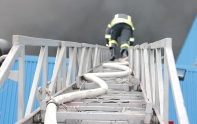 Масштабный пожар в Киеве тушат 137 спасателей - (видео)