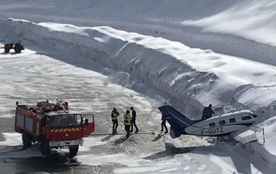 На курорте в Альпах самолет врезался в сугроб - (видео)