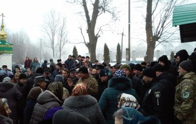 На Тернопольщине произошла потасовка возле храма - (видео)