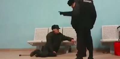 Очевидец заснял, как башкирские полицейские скидывают со скамейки пенсионера
