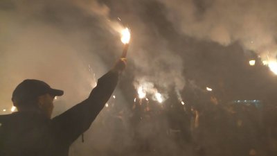 Радикалы «Нацкорпуса» забросали файерами дом чиновника СНБО Украины — видео - «Новороссия»