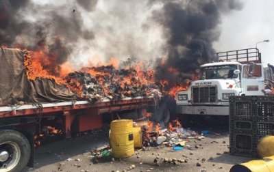 Три грузовика с гумпомощью Венесуэле сгорели - (видео)