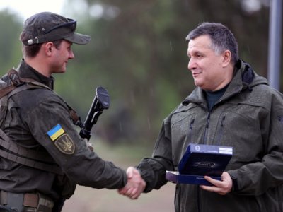 В 2018 году Аваков вручил почти 200 единиц наградного оружия неизвестным лицам - «Новороссия»