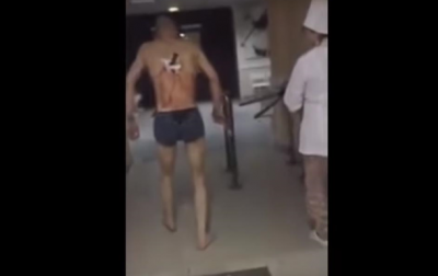 В больнице пациент с ножом в спине пошел покурить - (видео)