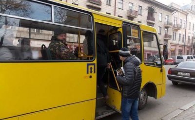 В Черновцах водитель пинком выкинул ветерана «АТО» из маршрутки - «Новороссия»