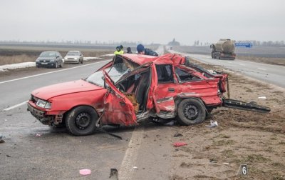 В Днепропетровской области грузовик протаранил легковушку, есть жертвы - (видео)
