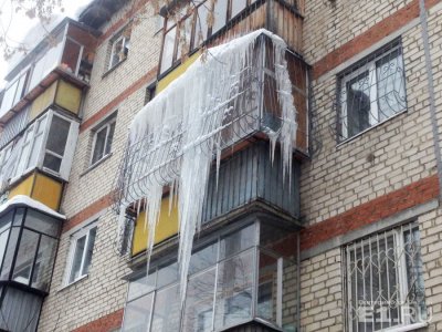 В Харькове женщина выпала с балкона, сбивая сосульки с карниза - «Новороссия»